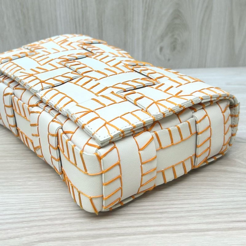 BV白色羊皮橘線編織側背包-9