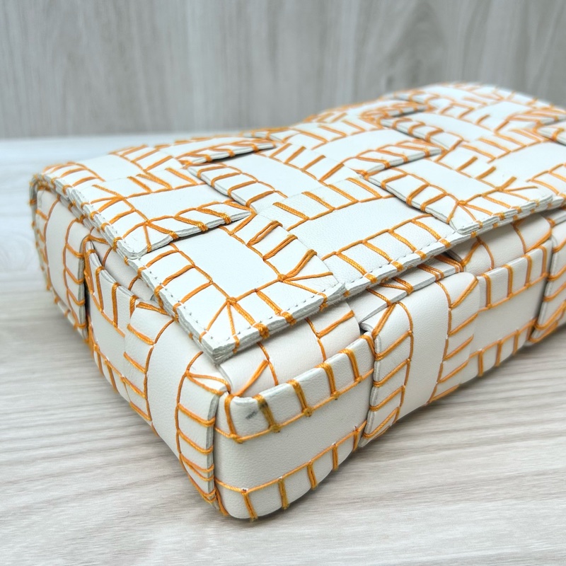 BV白色羊皮橘線編織側背包-10