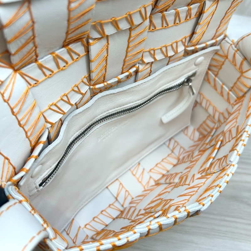 BV白色羊皮橘線編織側背包-11