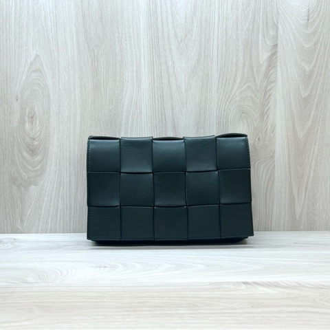 BV軍綠色小羊皮Cassette磁吸側背包578004