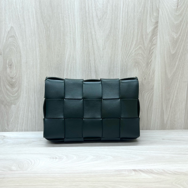 BV軍綠色小羊皮Cassette磁吸側背包578004-1