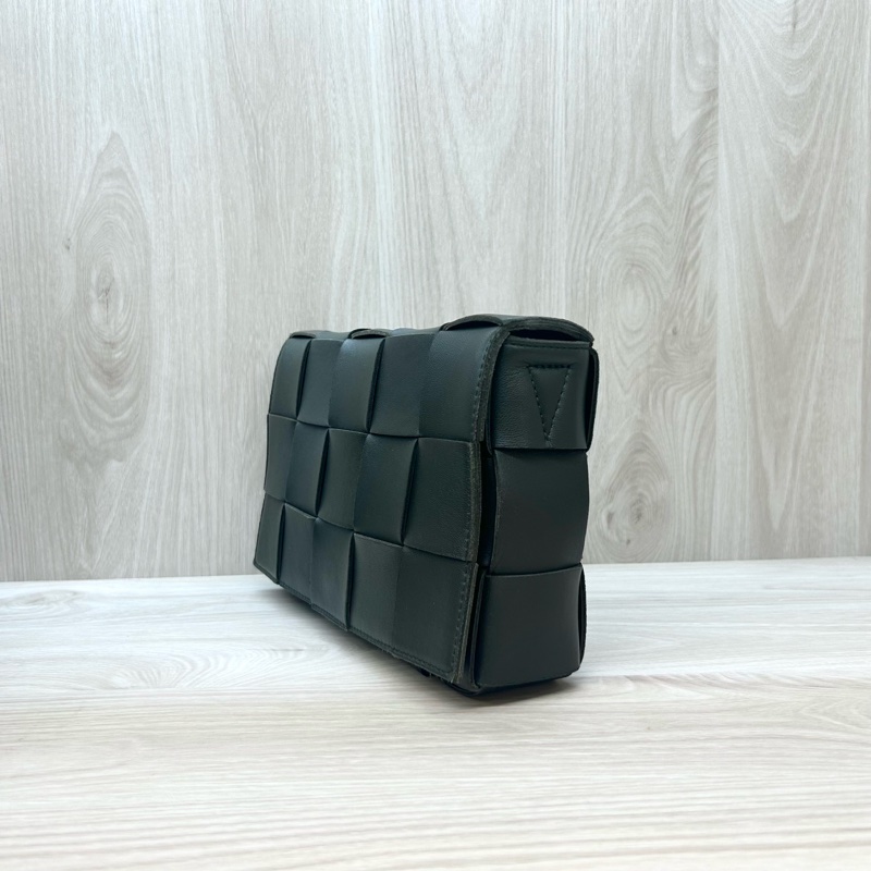 BV軍綠色小羊皮Cassette磁吸側背包578004-2