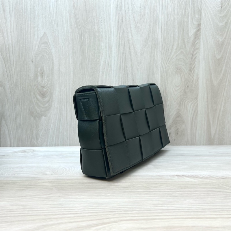 BV軍綠色小羊皮Cassette磁吸側背包578004-3