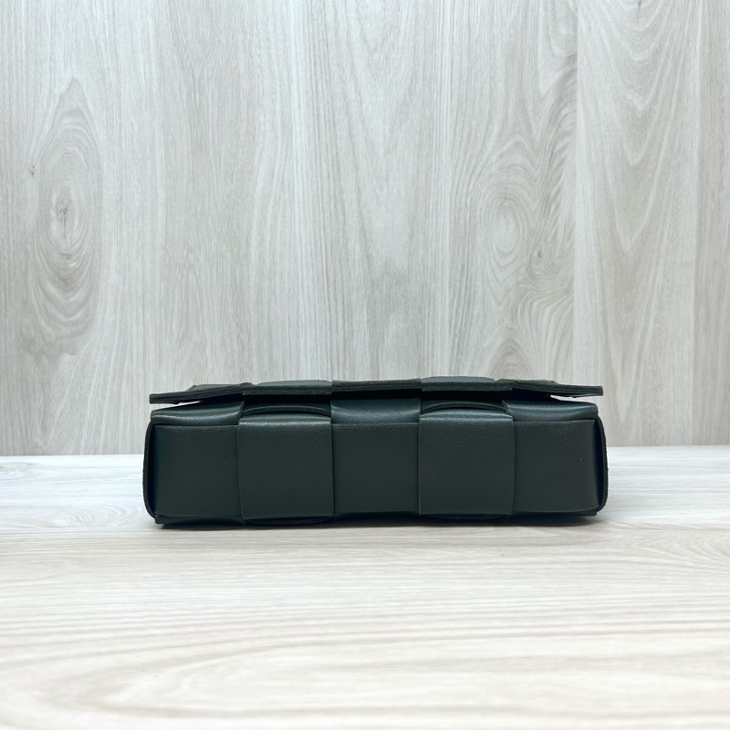 BV軍綠色小羊皮Cassette磁吸側背包578004-4