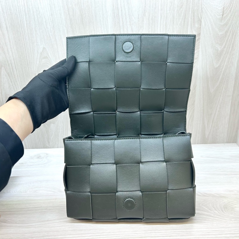 BV軍綠色小羊皮Cassette磁吸側背包578004-5