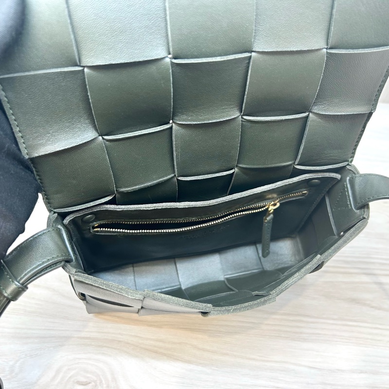 BV軍綠色小羊皮Cassette磁吸側背包578004-6