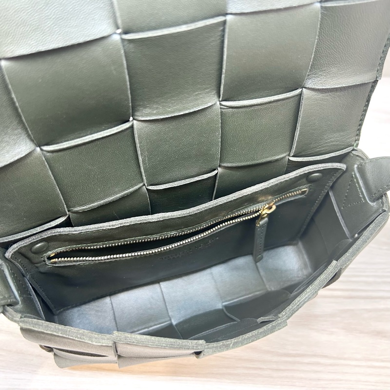 BV軍綠色小羊皮Cassette磁吸側背包578004-7