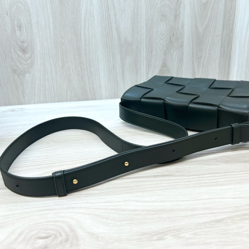 BV軍綠色小羊皮Cassette磁吸側背包578004-8