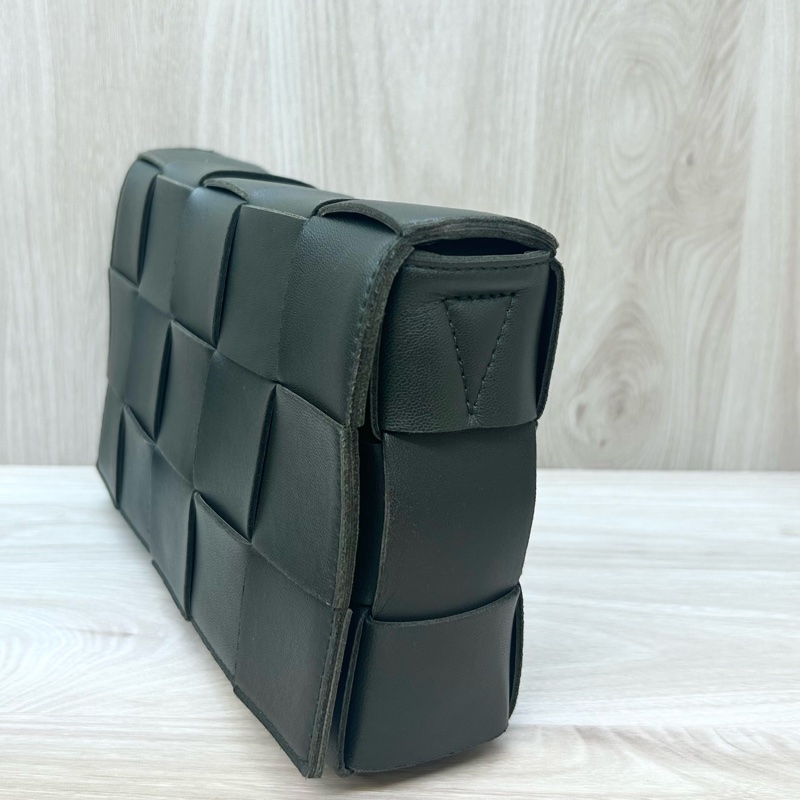 BV軍綠色小羊皮Cassette磁吸側背包578004-9