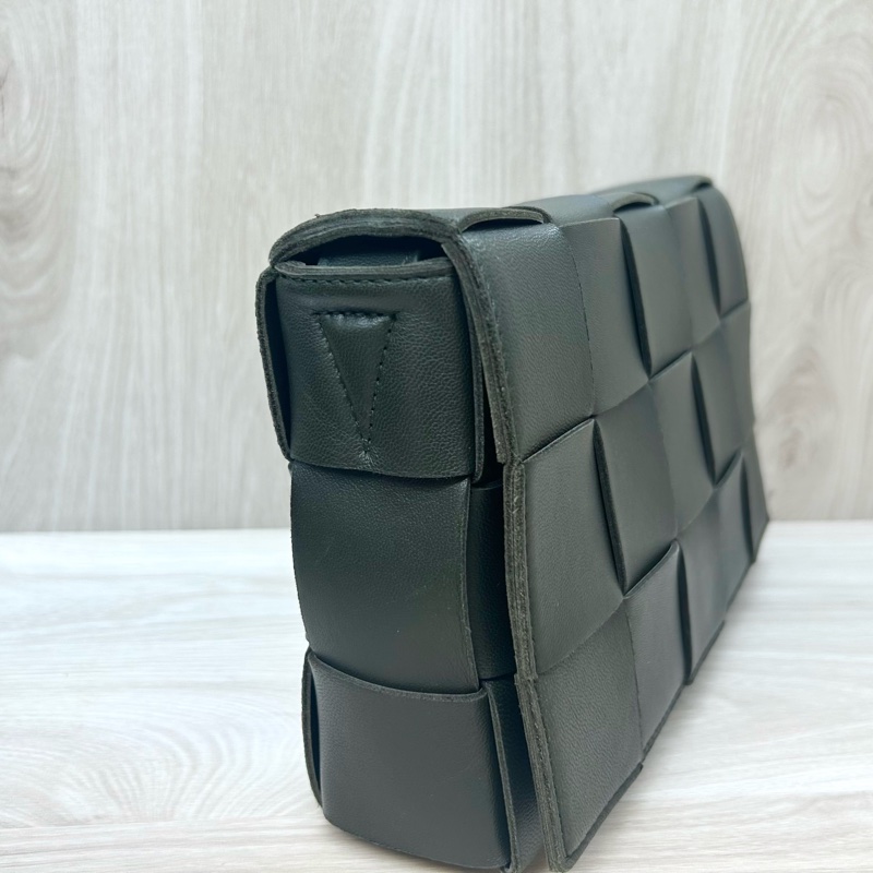 BV軍綠色小羊皮Cassette磁吸側背包578004-10