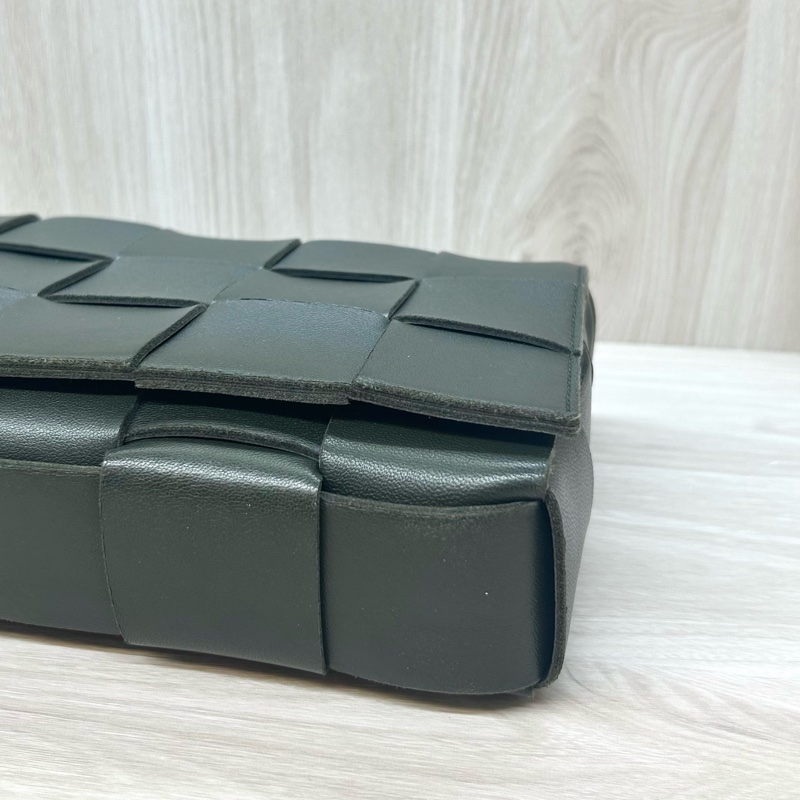 BV軍綠色小羊皮Cassette磁吸側背包578004-12