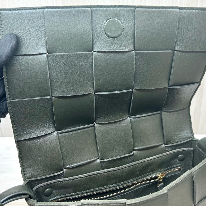 BV軍綠色小羊皮Cassette磁吸側背包578004-13