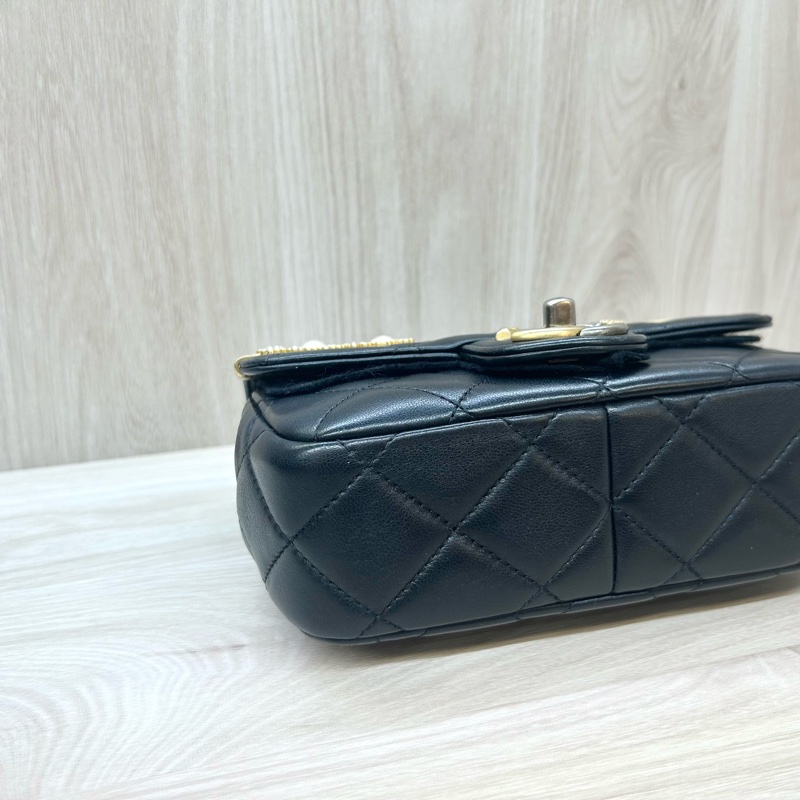 Chanel黑羊皮logo徽章髮夾造型MINI COCO-5