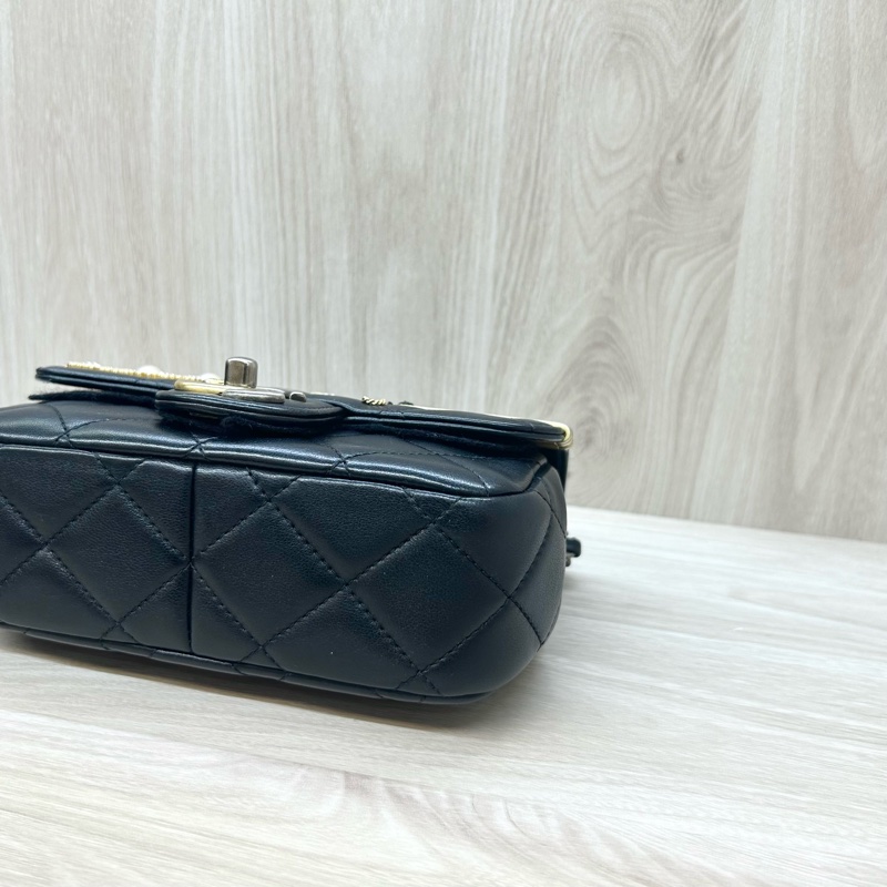 Chanel黑羊皮logo徽章髮夾造型MINI COCO-6