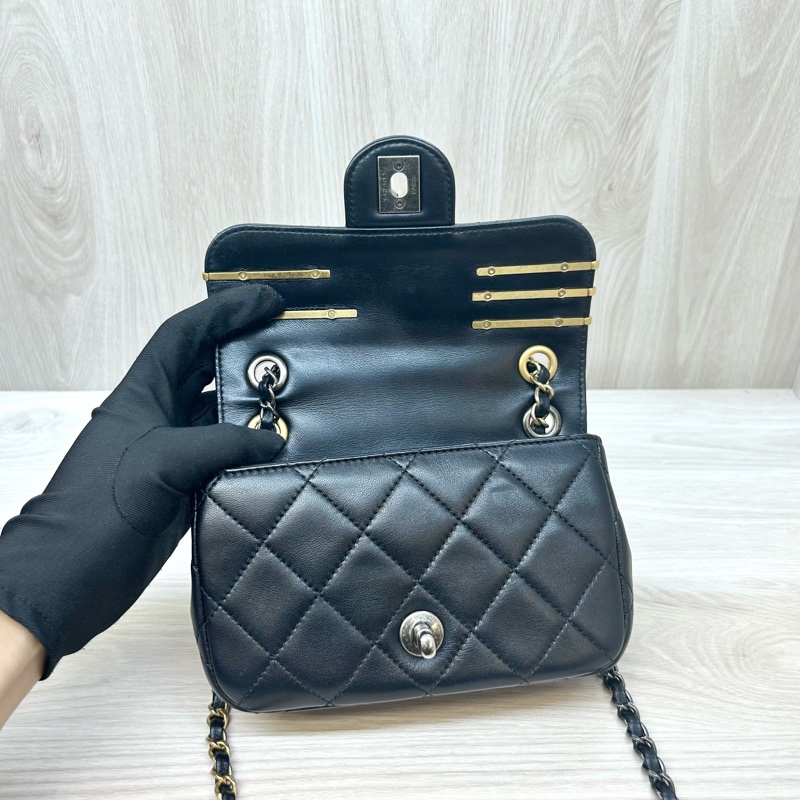 Chanel黑羊皮logo徽章髮夾造型MINI COCO-8