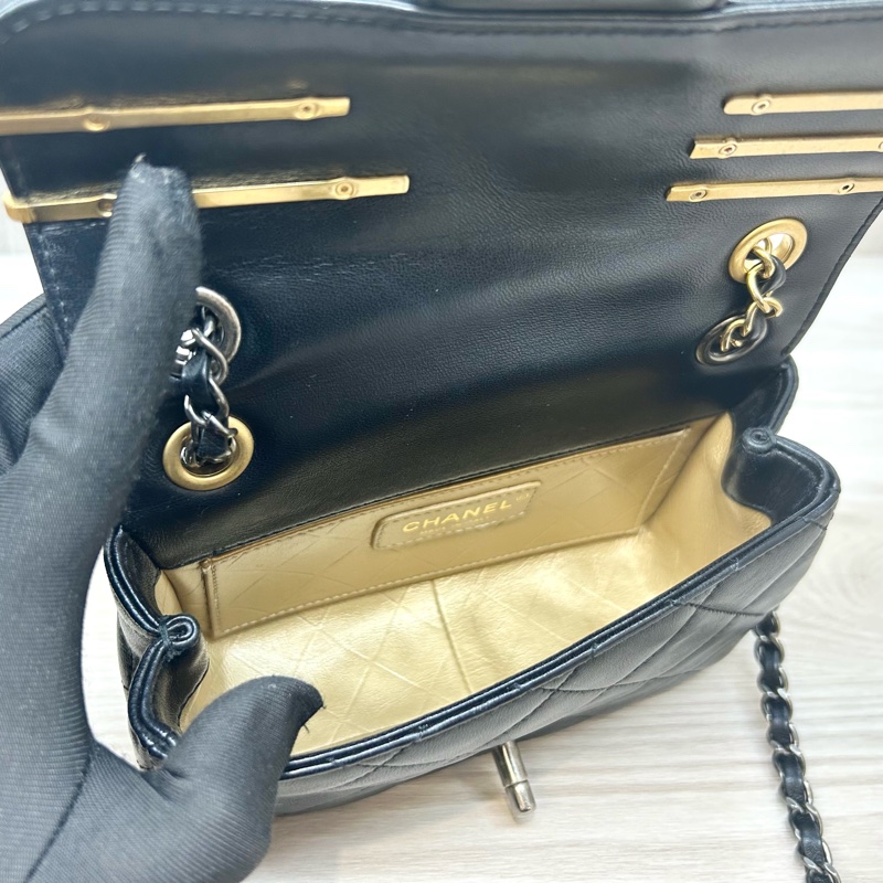 Chanel黑羊皮logo徽章髮夾造型MINI COCO-9