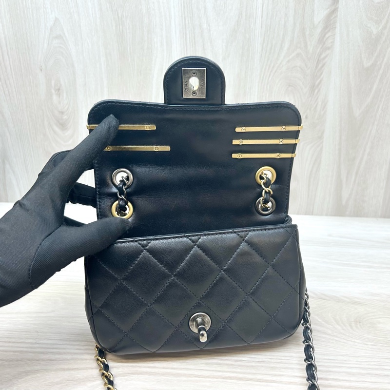 Chanel黑羊皮logo徽章髮夾造型MINI COCO-11