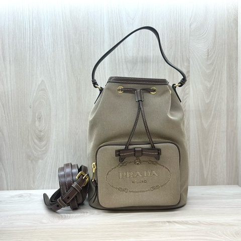 PRADA卡其色布面深咖水桶包1BH097