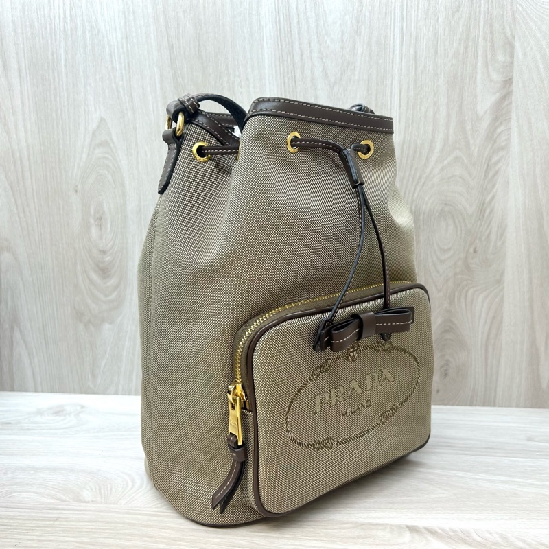 PRADA卡其色布面深咖水桶包1BH097-4
