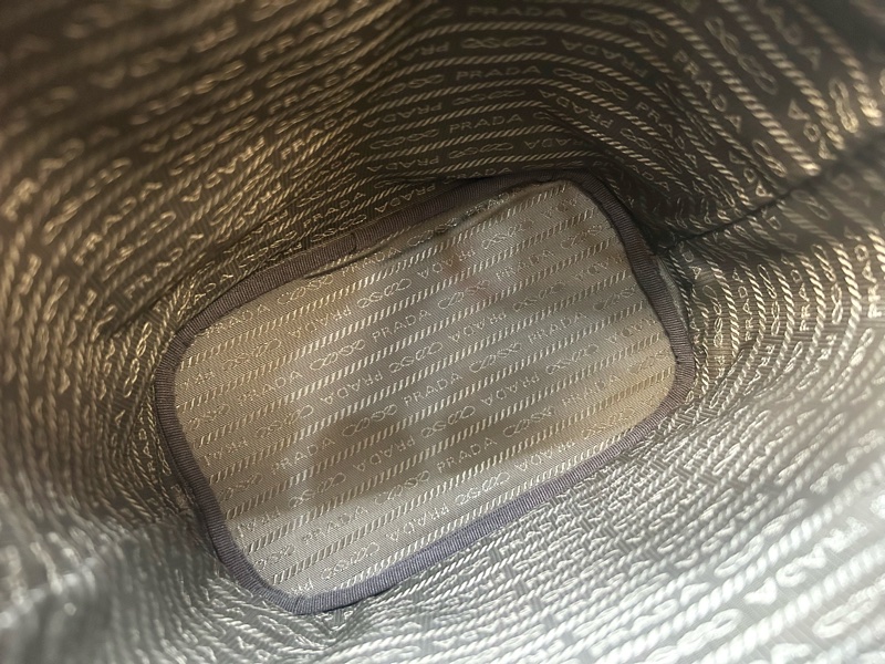 PRADA卡其色布面深咖水桶包1BH097-6