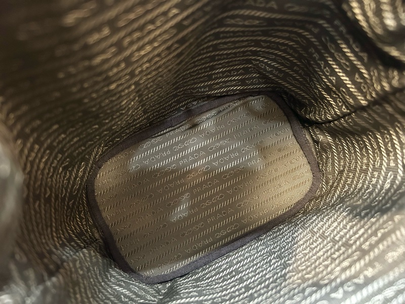 PRADA卡其色布面深咖水桶包1BH097-7