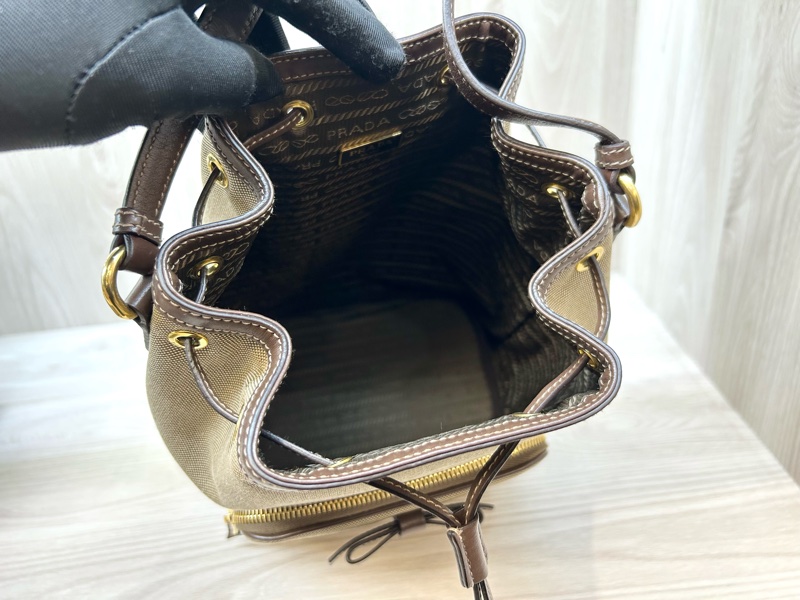 PRADA卡其色布面深咖水桶包1BH097-8