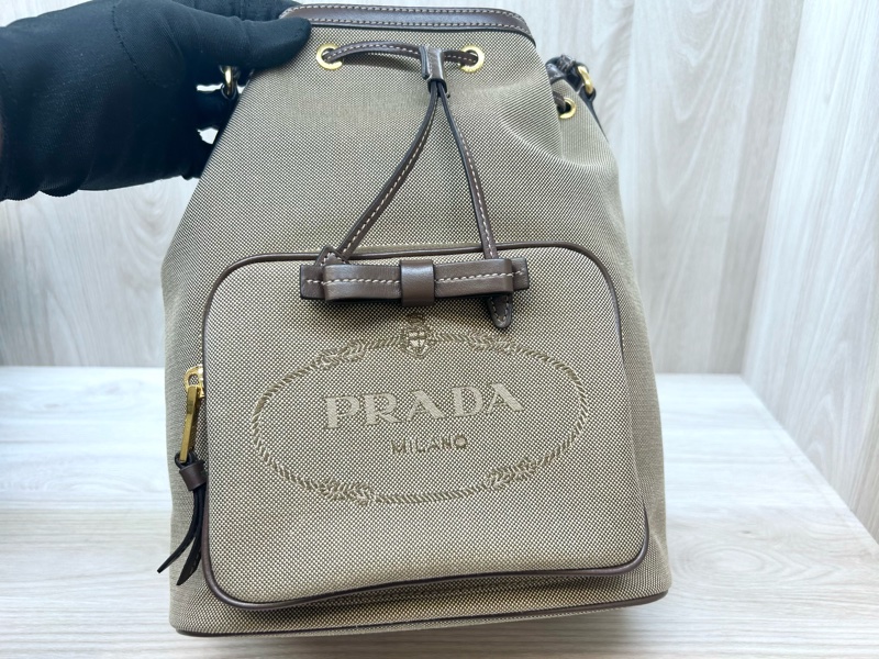 PRADA卡其色布面深咖水桶包1BH097-9