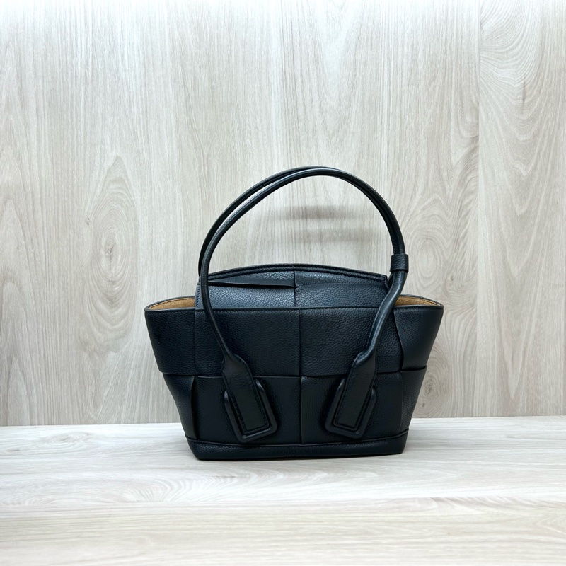 BV黑色大編織牛皮Arco29手提斜背包-0