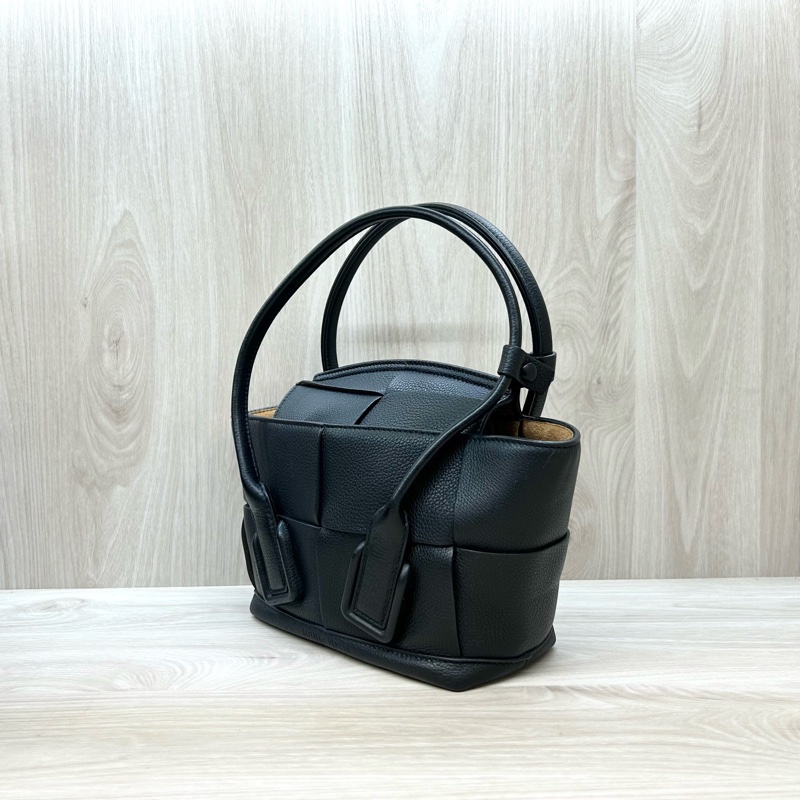 BV黑色大編織牛皮Arco29手提斜背包-2