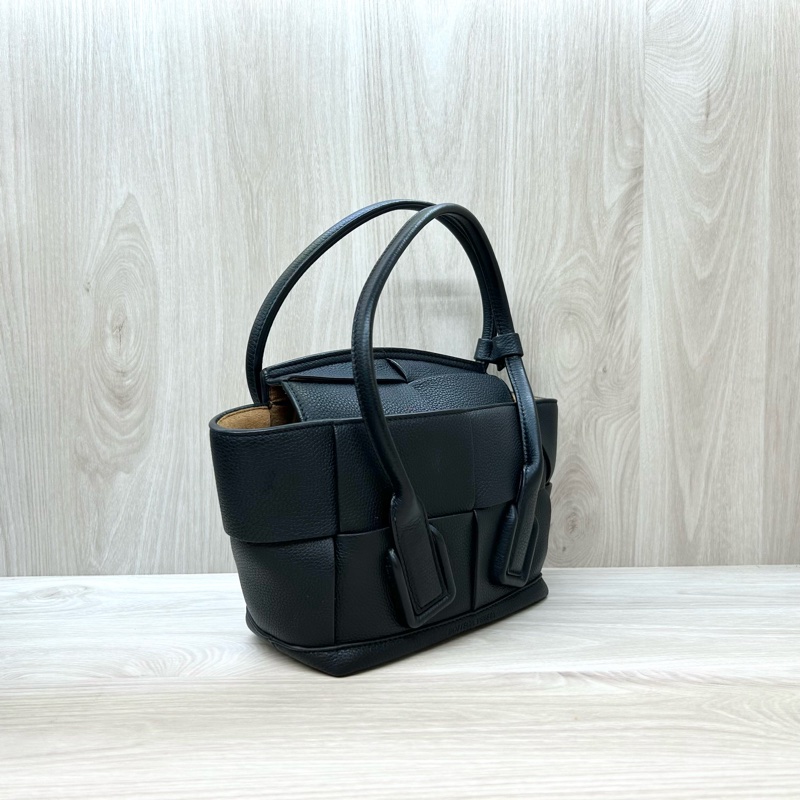 BV黑色大編織牛皮Arco29手提斜背包-3