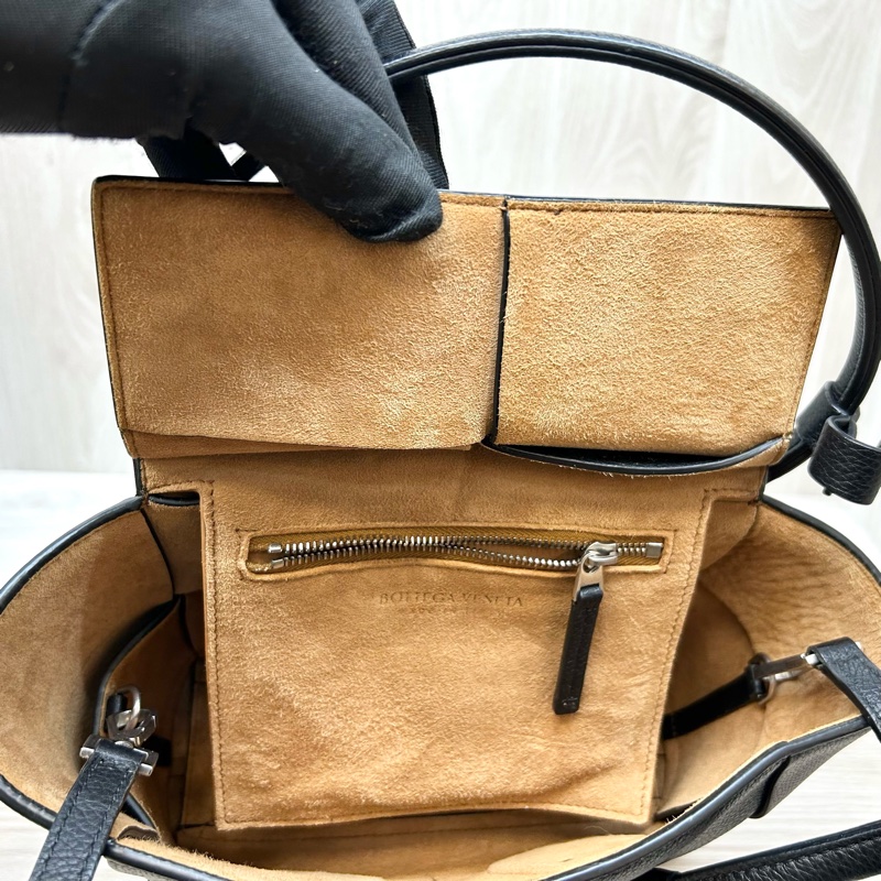 BV黑色大編織牛皮Arco29手提斜背包-8