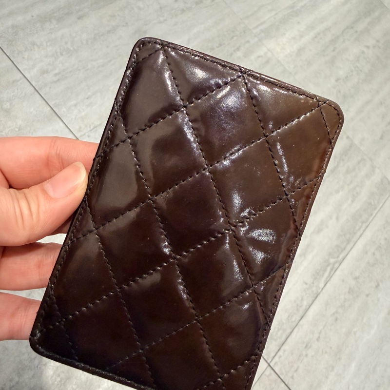 Chanel 香奈兒 超美大logo 漆皮直式卡夾 咖-15