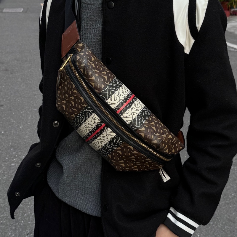 （超帥氣🔖） Burberry 經典老花 胸/腰包 斜背包 專櫃73000！-0