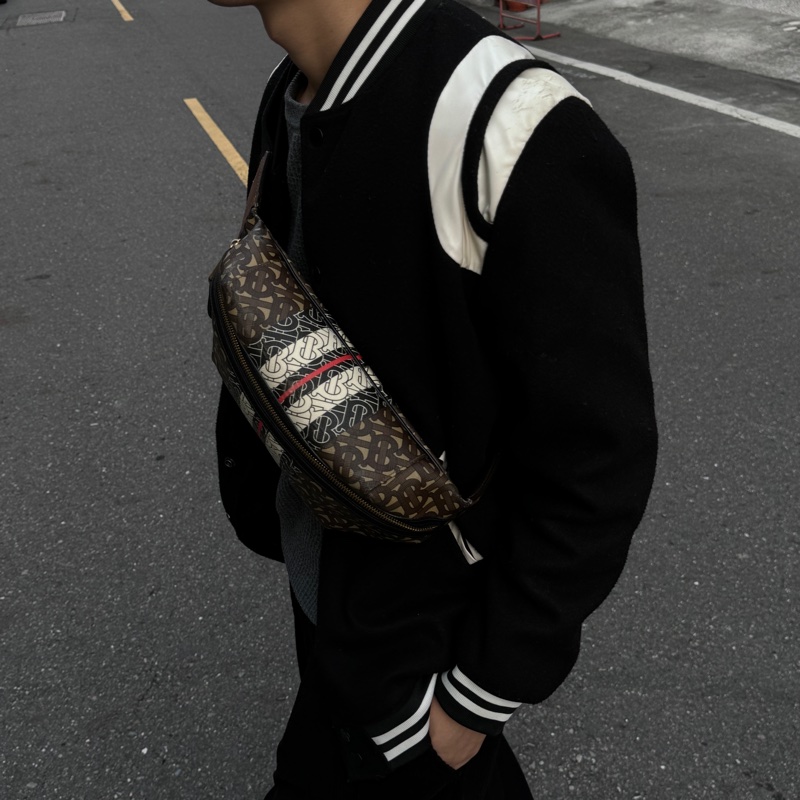 （超帥氣🔖） Burberry 經典老花 胸/腰包 斜背包 專櫃73000！-26