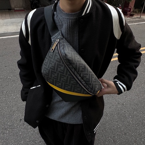 （極新🎁） FENDI 新款 經典老花 胸/腰包 專櫃8萬多！