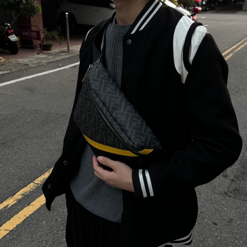 （極新🎁） FENDI 新款 經典老花 胸/腰包 專櫃8萬多！-2