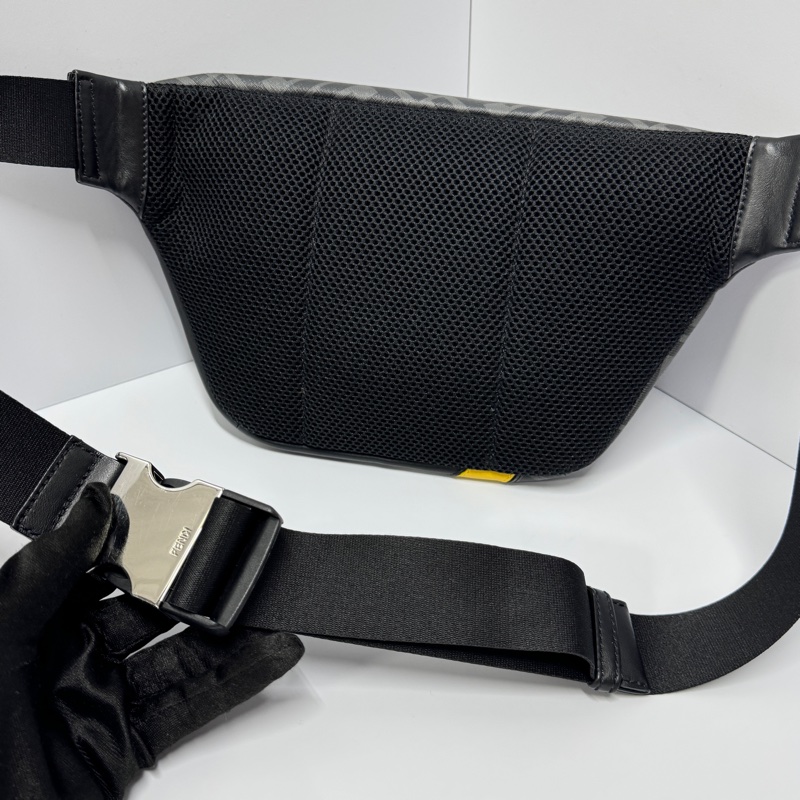 （極新🎁） FENDI 新款 經典老花 胸/腰包 專櫃8萬多！-12