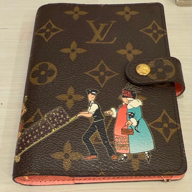 LOUIS VUITTON 路易威登稀有門童貴婦版筆記本 絕版老花A7筆記本-0