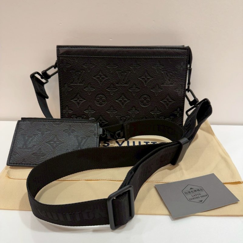 LV 全皮壓紋 斜背包/側背包 M81115 9成新-1