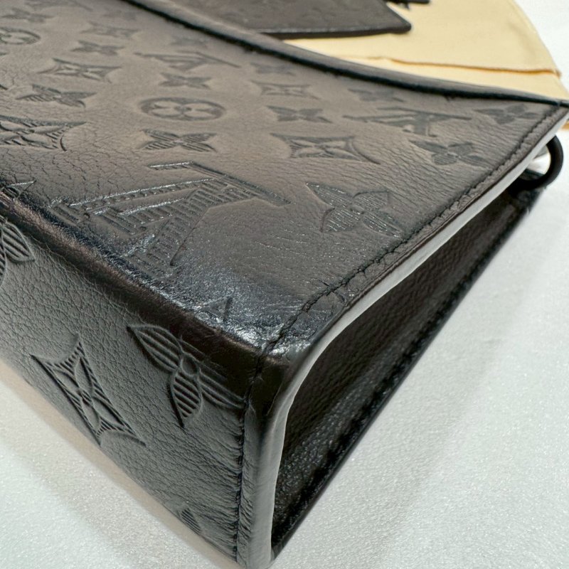 LV 全皮壓紋 斜背包/側背包 M81115 9成新-3