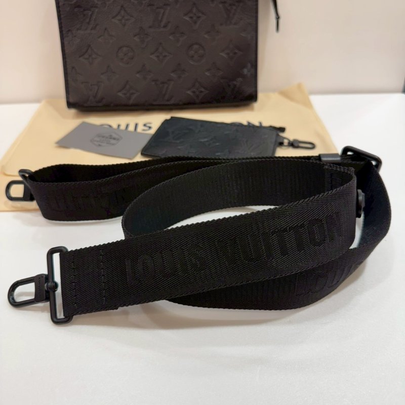 LV 全皮壓紋 斜背包/側背包 M81115 9成新-6