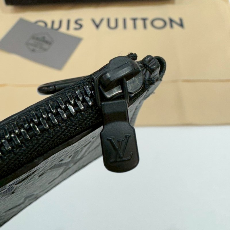 LV 全皮壓紋 斜背包/側背包 M81115 9成新-17