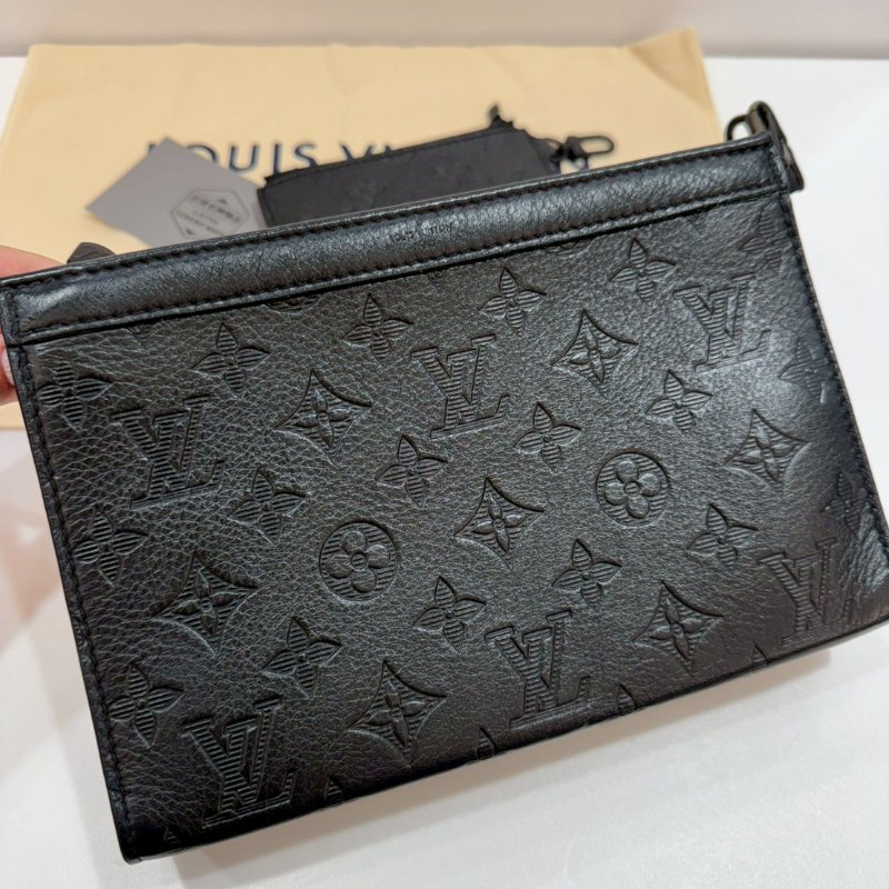 LV 全皮壓紋 斜背包/側背包 M81115 9成新-19