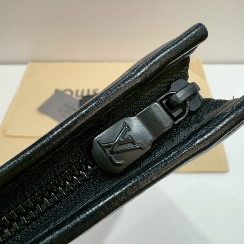 LV 全皮壓紋 斜背包/側背包 M81115 9成新-22