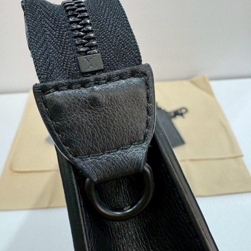 LV 全皮壓紋 斜背包/側背包 M81115 9成新-23