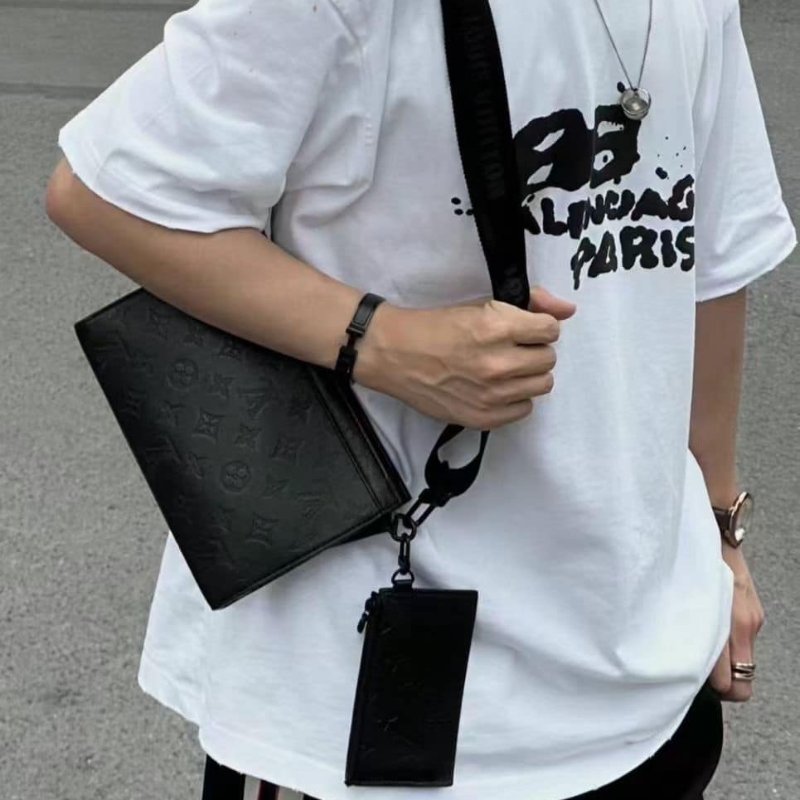 LV 全皮壓紋 斜背包/側背包 M81115 9成新-0