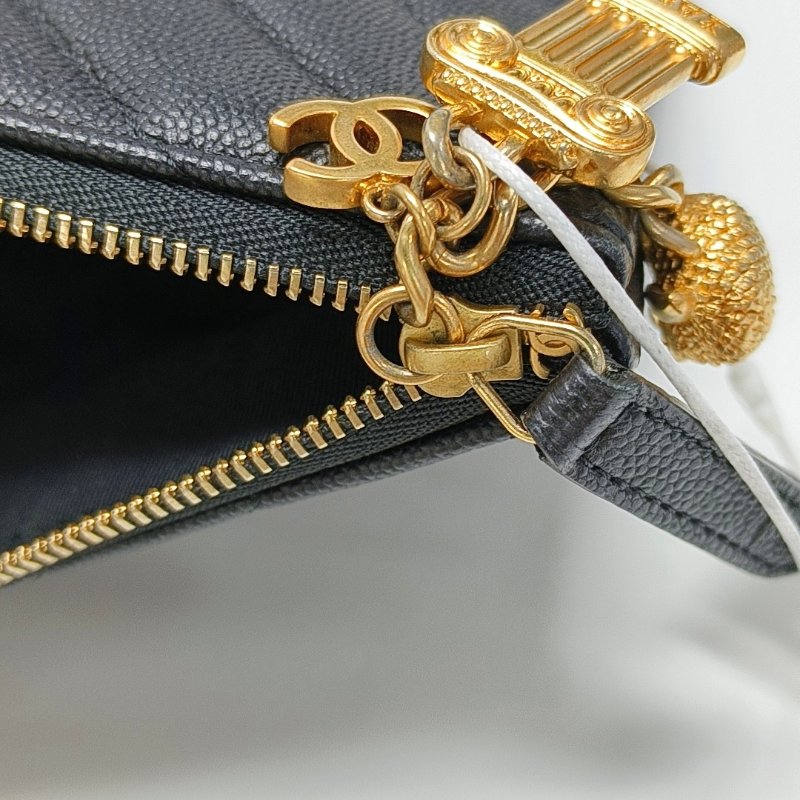 CHANEL 黑色荔枝紋牛皮絎縫V紋手拿包 金色五金 25開-8