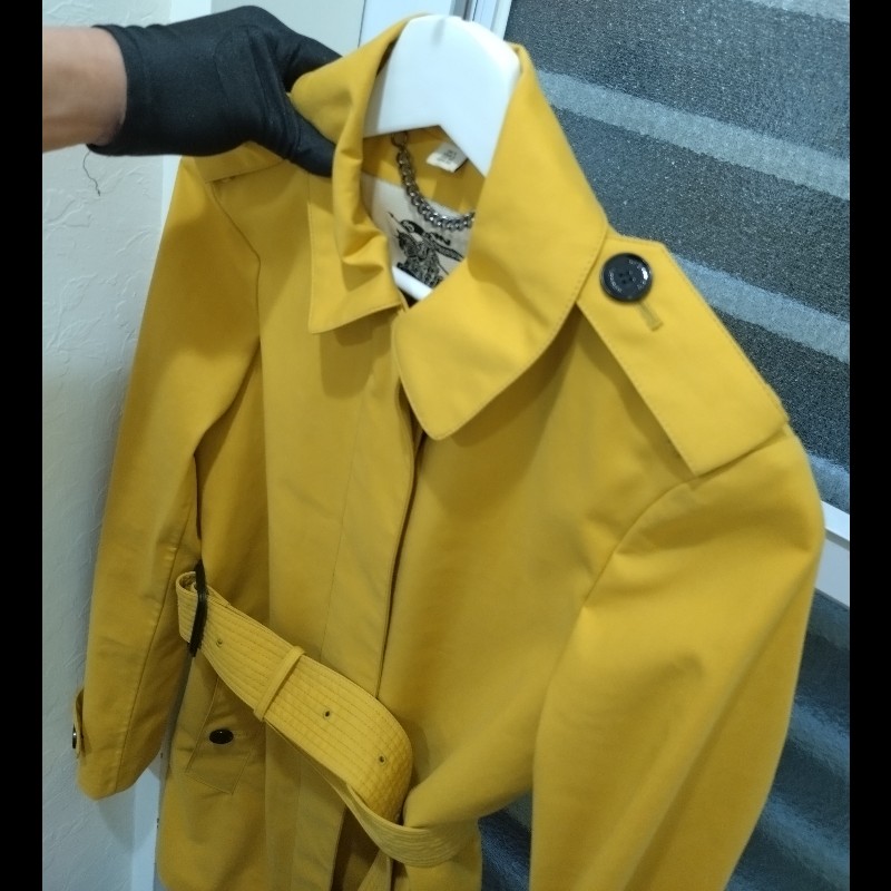 Burberry 黃色單排黑釦風衣-1