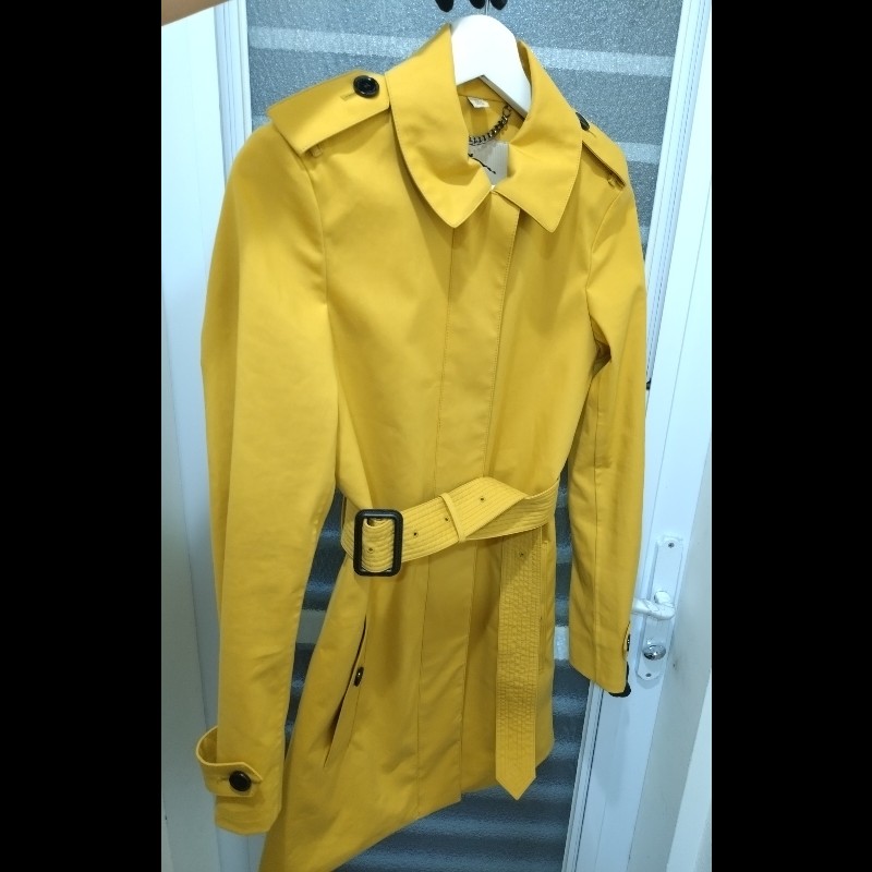 Burberry 黃色單排黑釦風衣-2