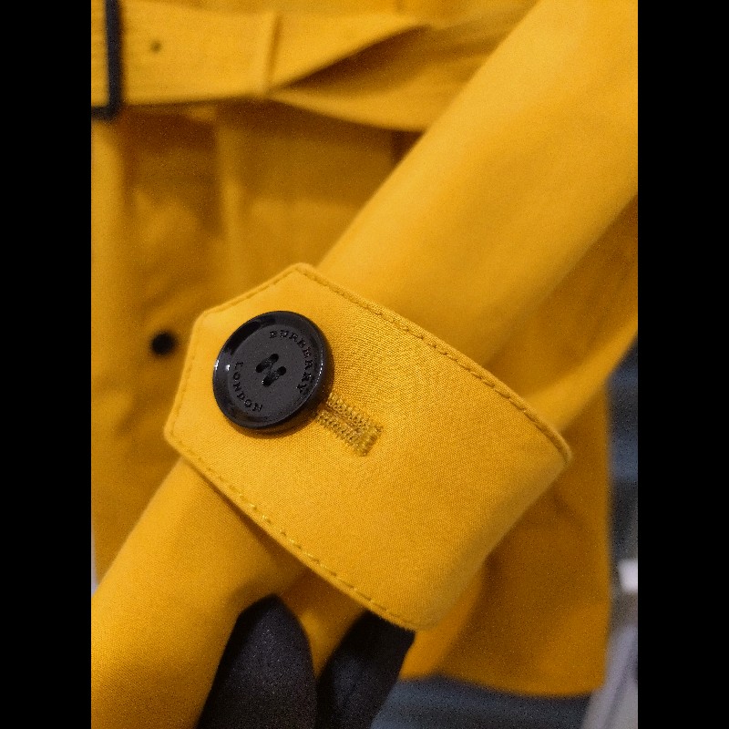 Burberry 黃色單排黑釦風衣-4